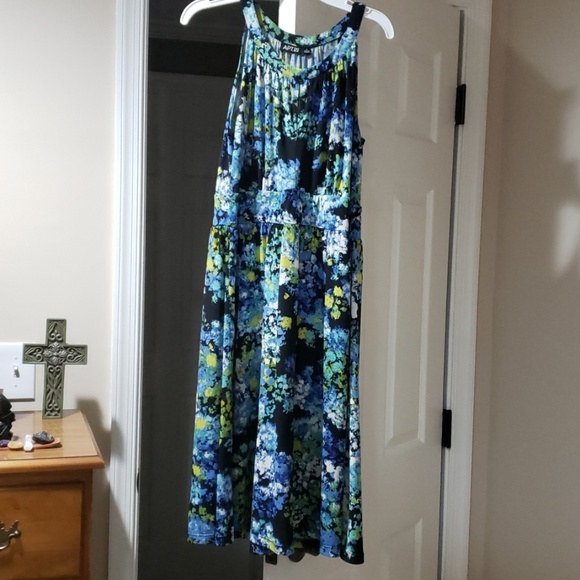 Dress - Picture 2 of 4